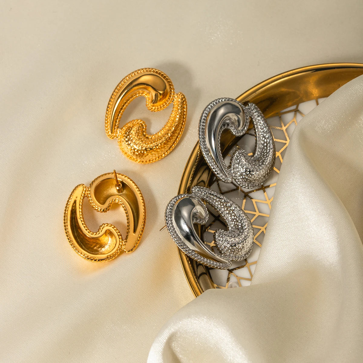 Kreativ 18K vandtæt rustfrit stål Chic modestuds geometriske øreringe Guldbelagte charme kvinder elegante smykker