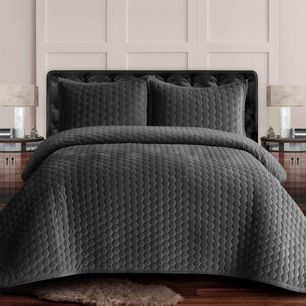 Tribeca Living Velvet King Quilt Set - Three-Piece Honeycomb Stitch Bedding, Super Soft 260GSM Velvet, Oversized Quilt and Two Sham Pillowcases, Emerald Green - Grand Goldman