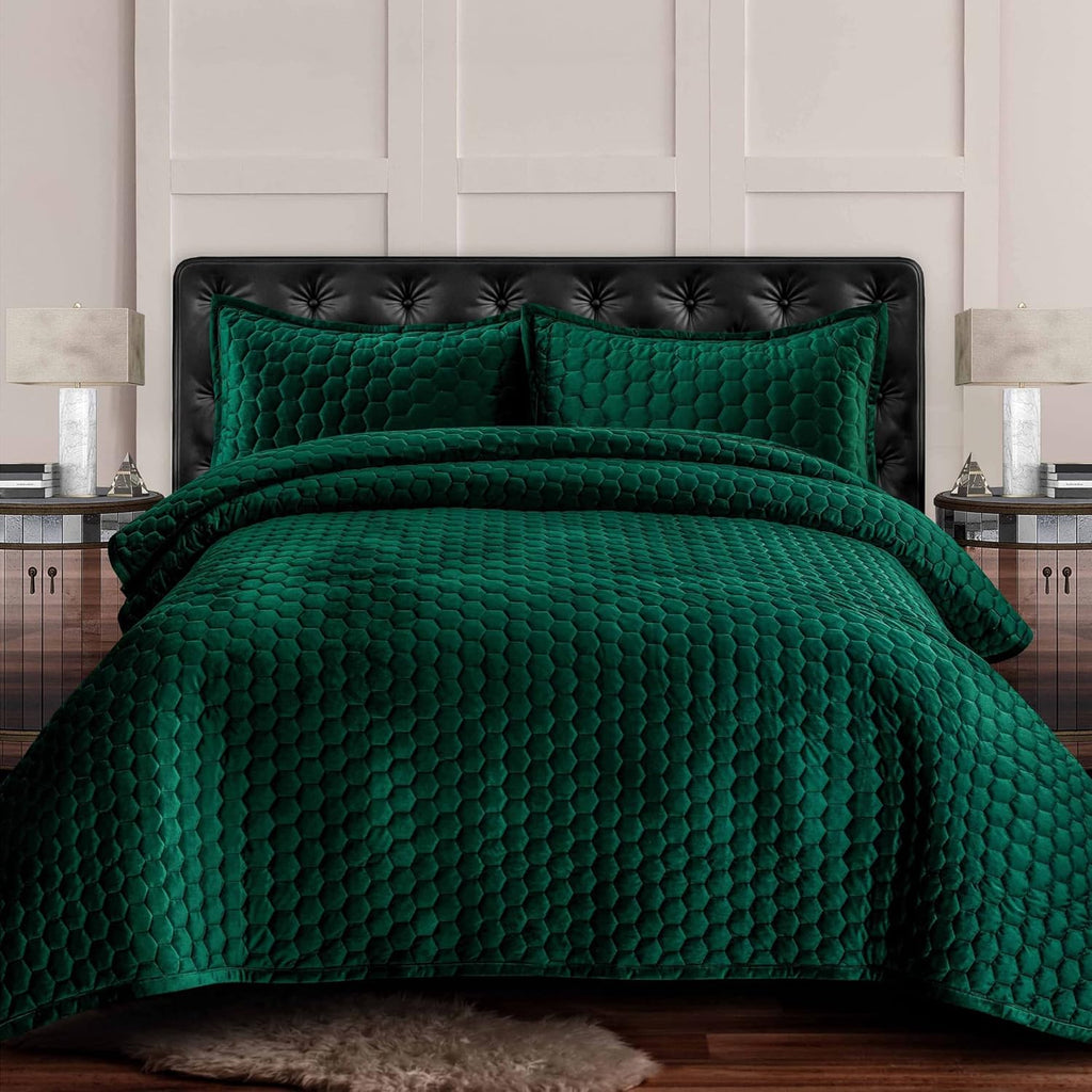 Tribeca Living Velvet King Quilt Set - Three-Piece Honeycomb Stitch Bedding, Super Soft 260GSM Velvet, Oversized Quilt and Two Sham Pillowcases, Emerald Green - Grand Goldman