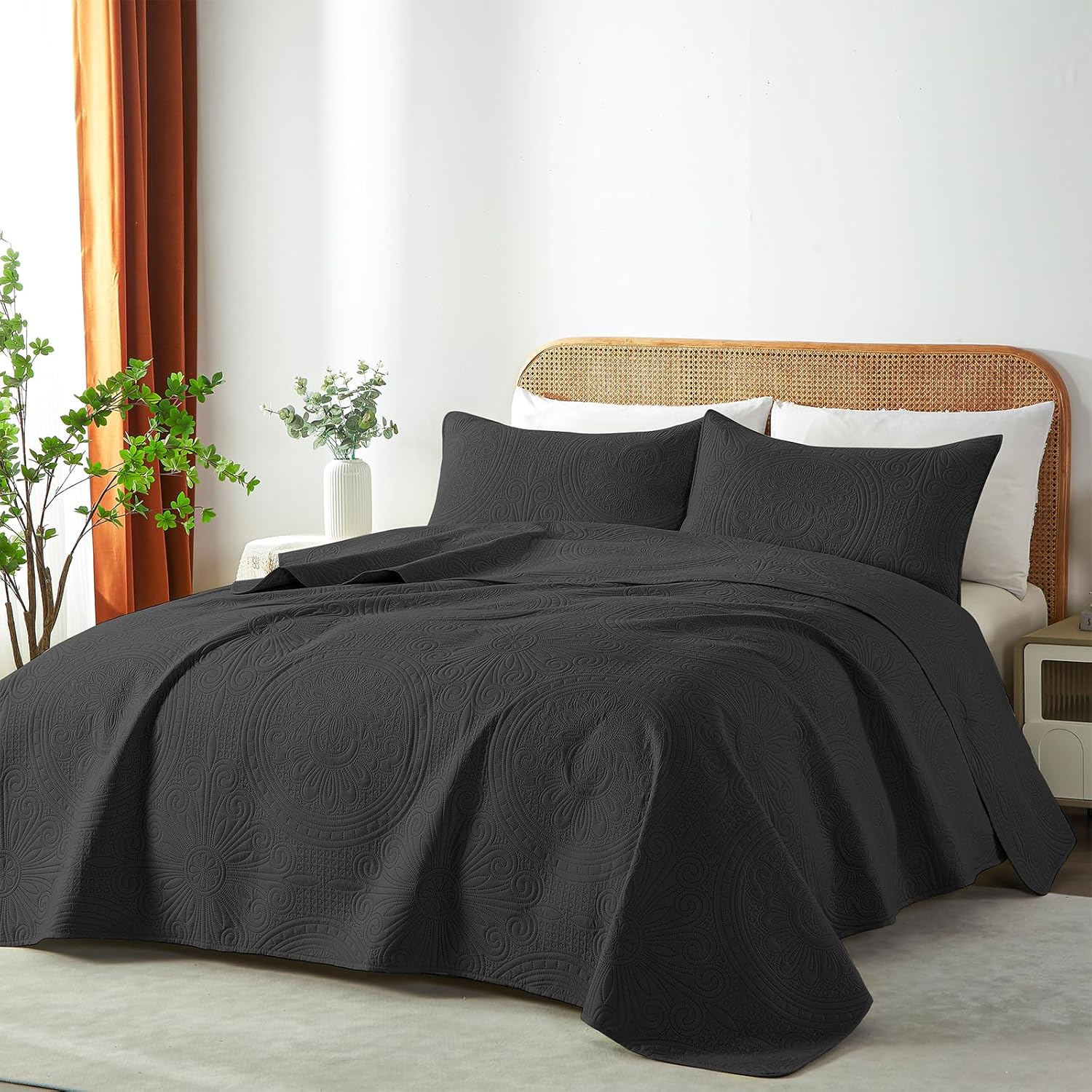 WURUIBO Black Full/Queen Quilt Bedding Set, 3 Pieces Lightweight Bedspreads with Pillow Shams, Microfiber Modern Thin Coverlet, Summer Quilted Comforter for All Season (1 Quilt, 2 Shams) - Grand Goldman