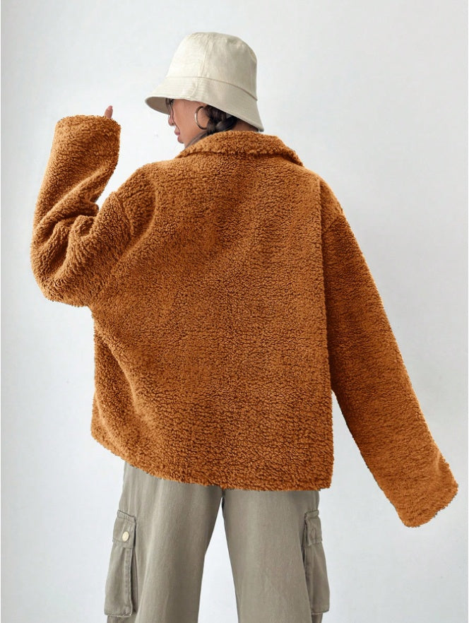 Damejakke med almindelig pasform i teddyfleece og sænket skulder