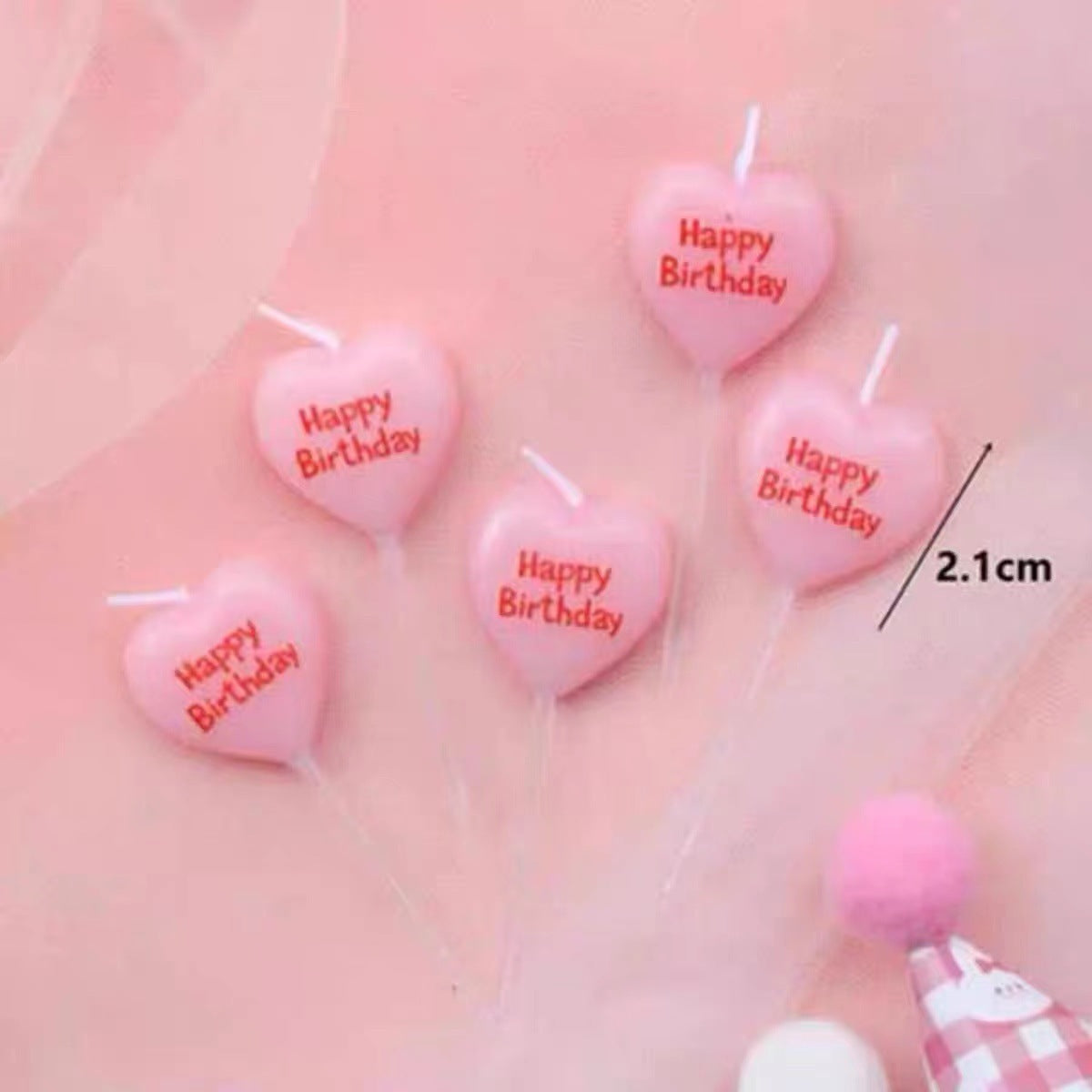 Gâteau d'anniversaire en forme de cœur décoré avec des bougies