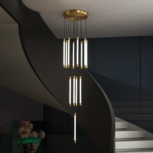 Lustre long pour escalier duplex tout en cuivre